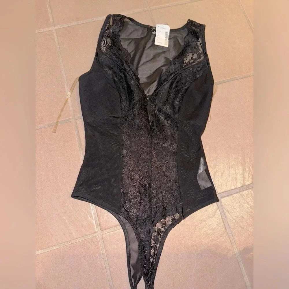 - PRIVY BLACK SHEER LACE PLUNGING SLEEVELESS THONG BODYSUIT SIZE SMALL